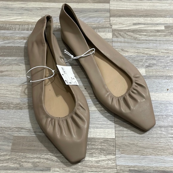NWT H&M size 9.5 trendy sand square toe flats - Picture 1 of 4